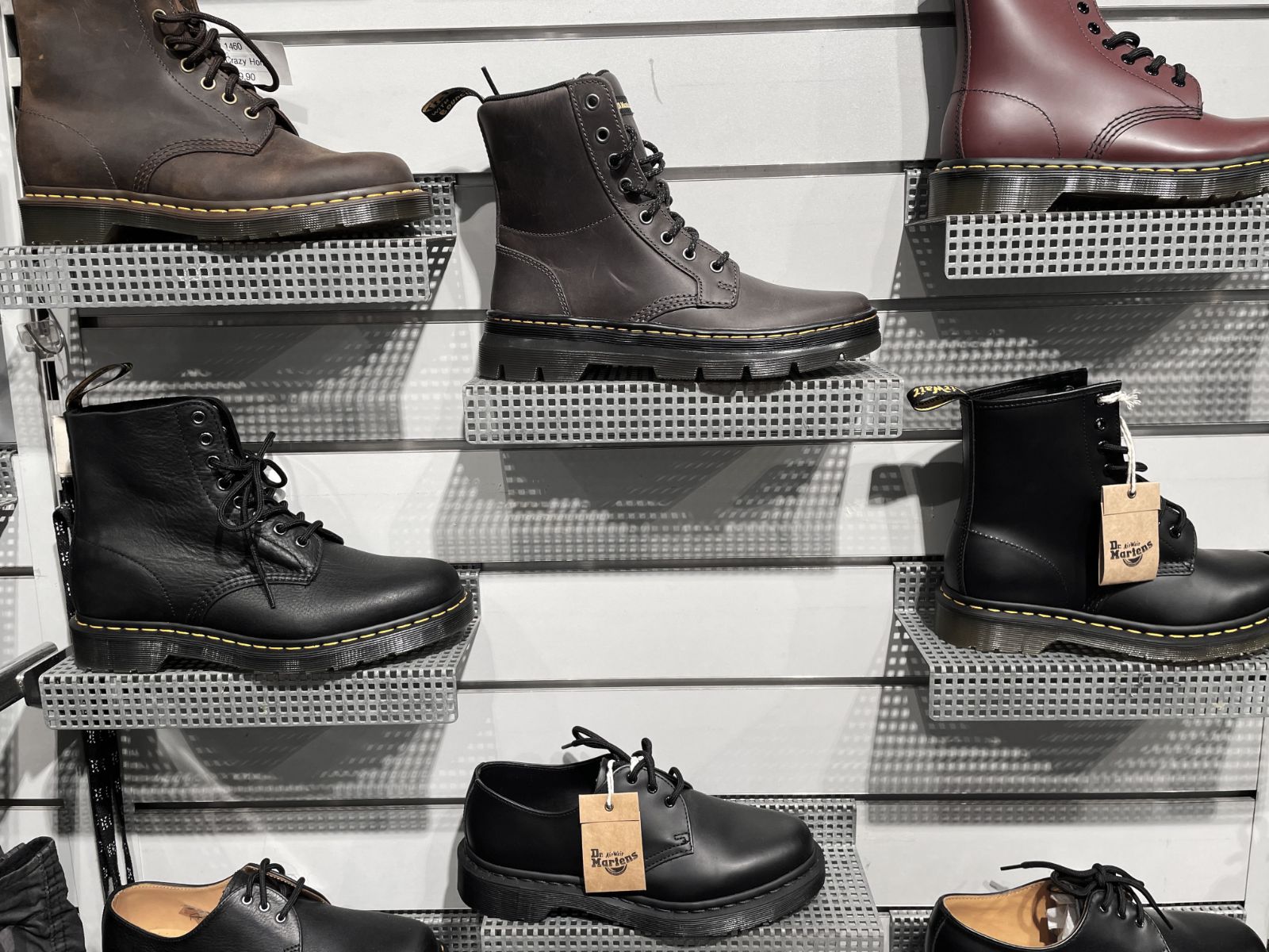 Dr.-Martens-Regal im US SHOP