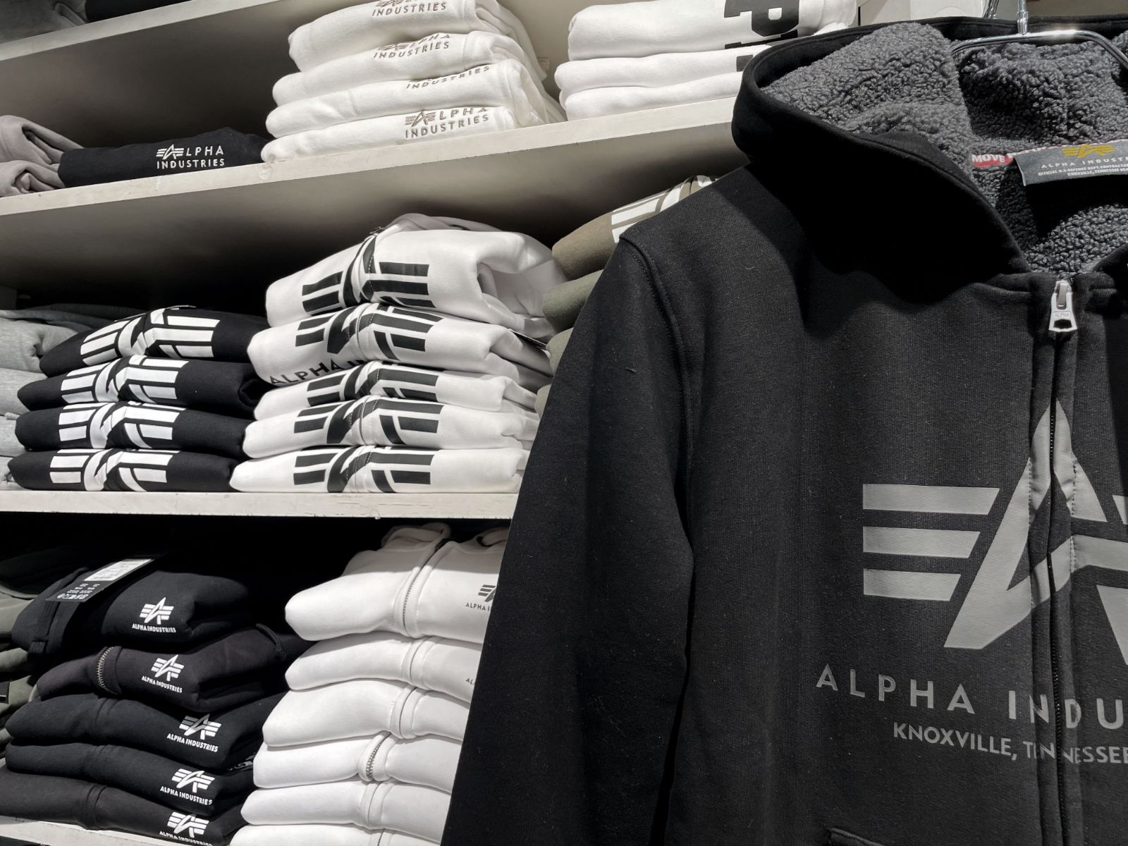 Sweatshirts und Hoodies im Regal