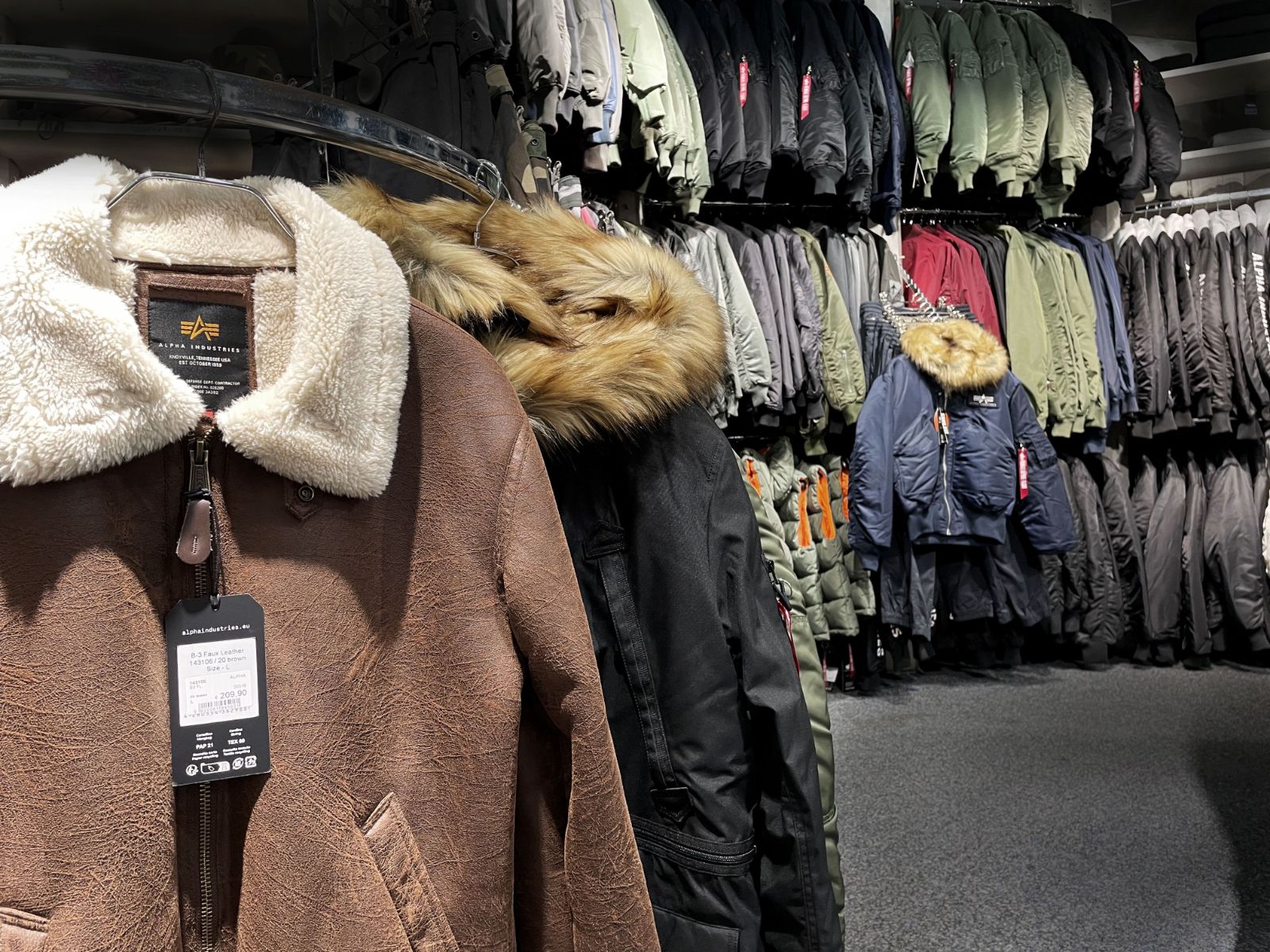 Jacken und Parkas im Laden