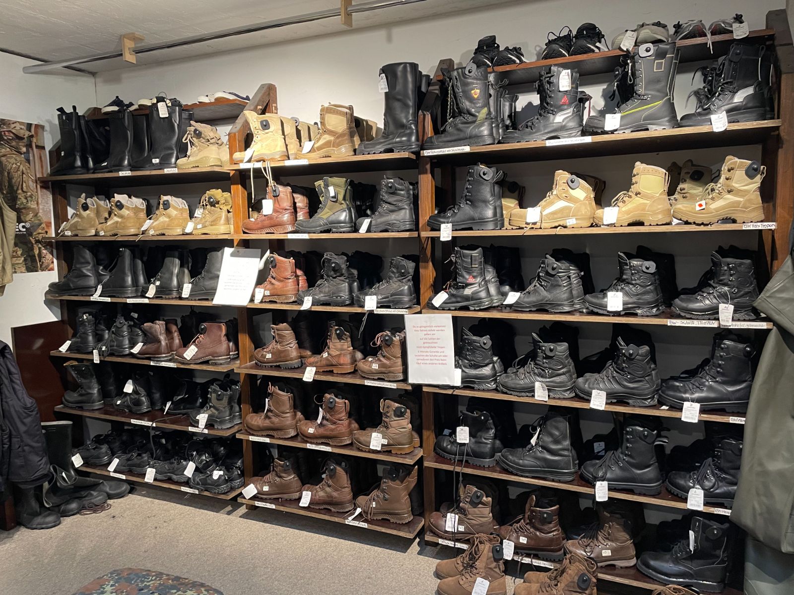 Militärstiefel-Regal im Obergeschoss