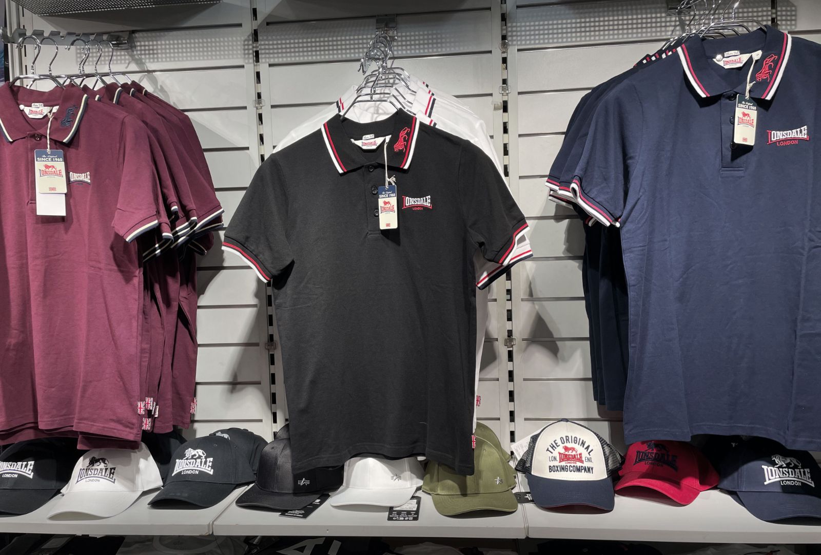 Polos und Shirts im Regal
