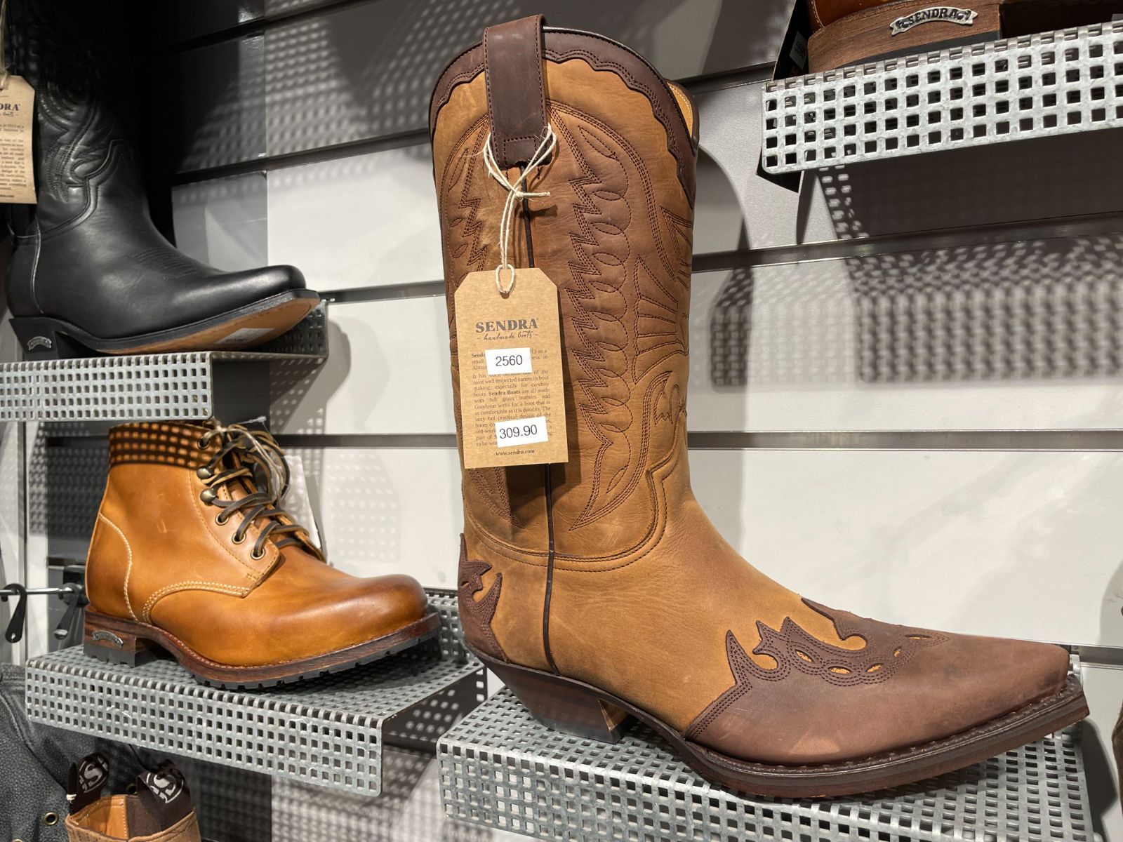 Sendra Cowboyboots im Regal