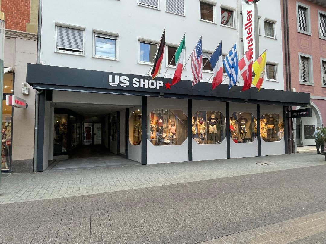Ladenfassade des US SHOP Karlsruhe in der Waldstraße mit Schaufenstern und Fahnen