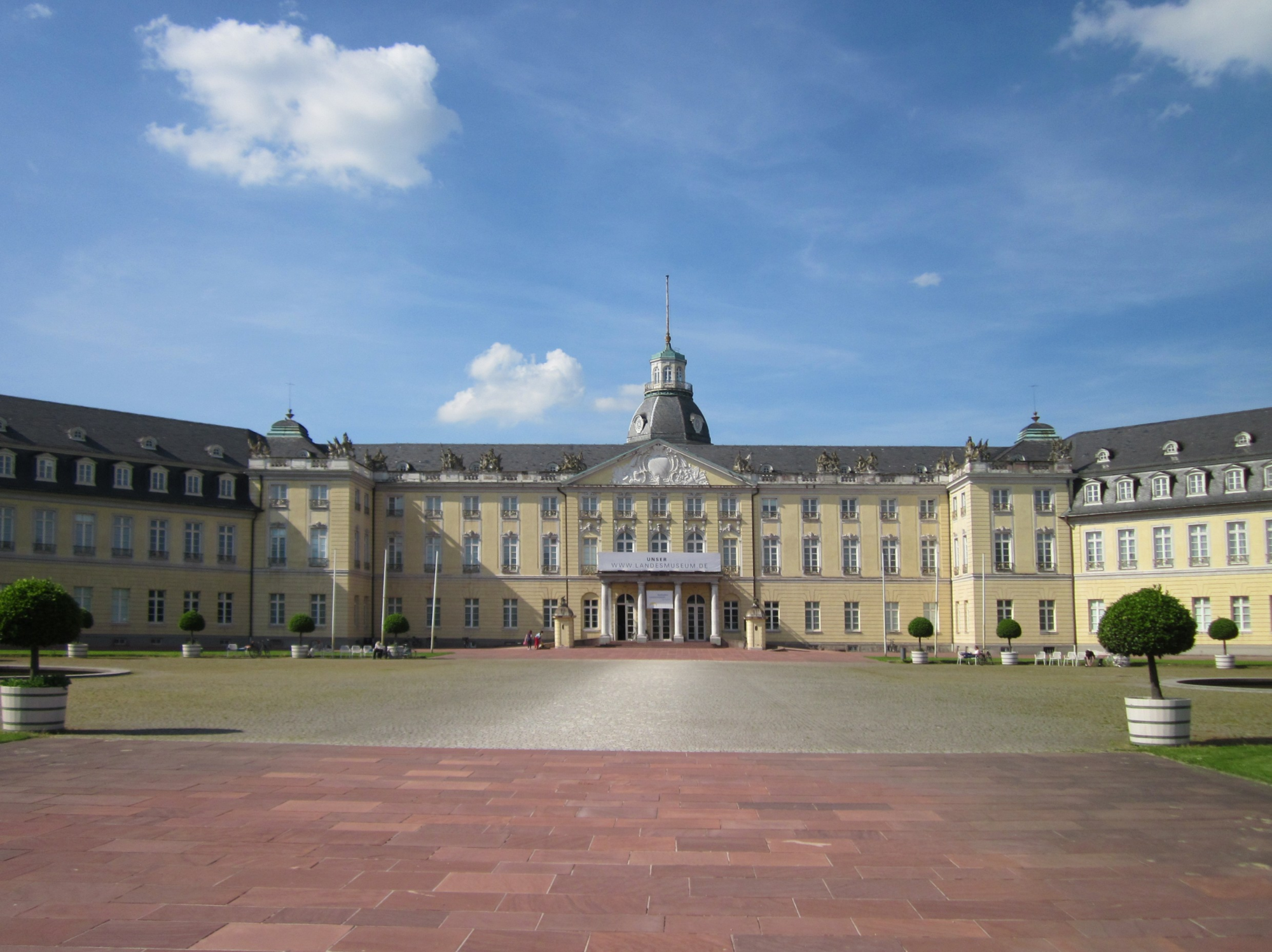 Karlsruher Schloss mit Schlossplatz – zentrale Lage des US SHOP in der Karlsruher Innenstadt